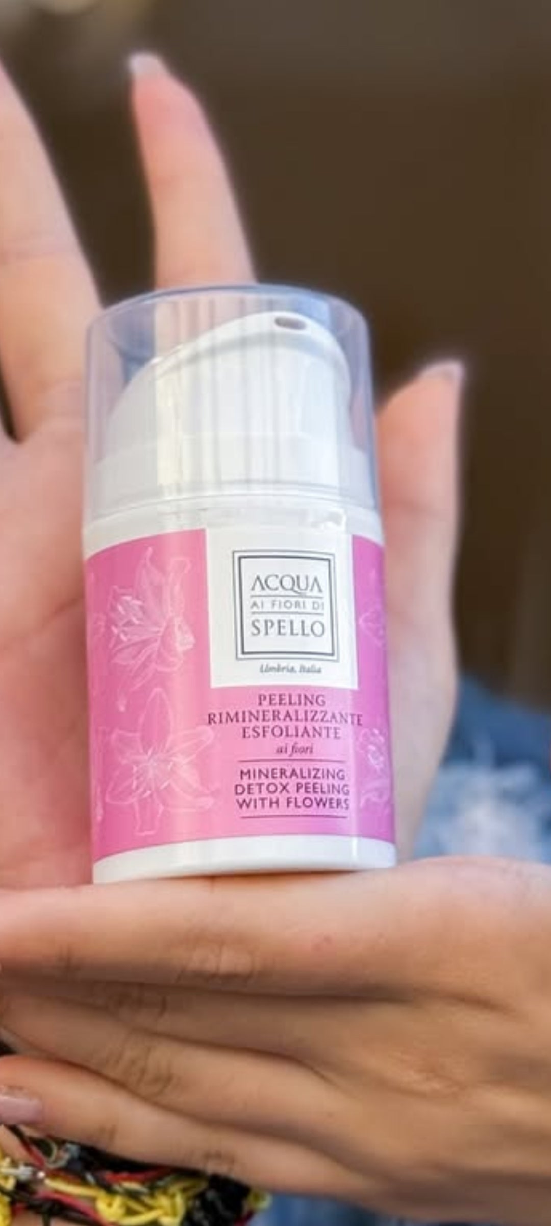 Peeling viso esfoliante con Noccioli di Albicocca per pelle rigenerata.