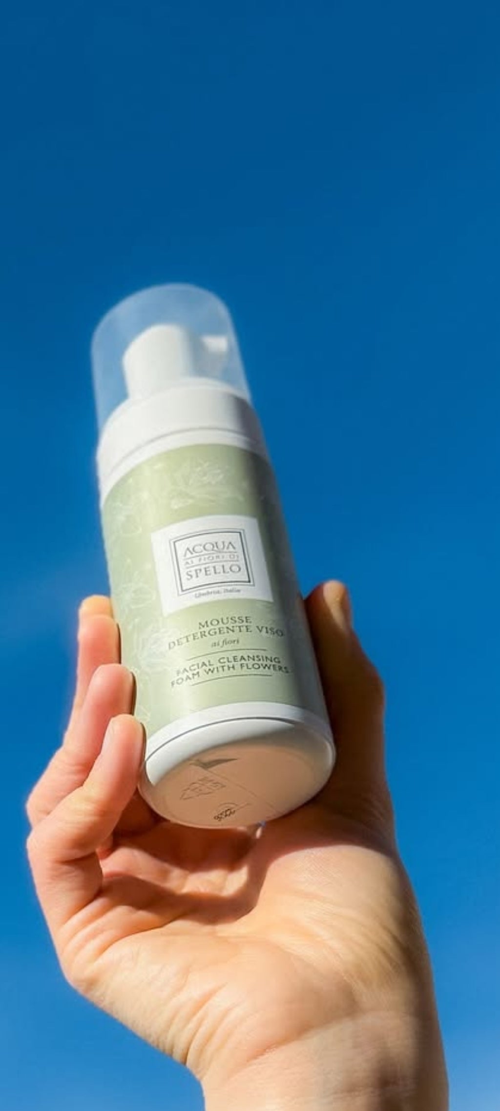 Mousse Detergente Viso per la pulizia delicata della pelle.